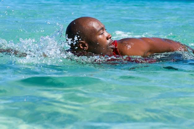 Sports : la natation, une activité physique aux multiples bienfaits selon un maitre nageur de Beni