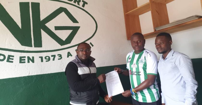 Beni/Football : Mudimbe Mbayahe officialise son contrat avec l’AC Capaco comme entraîneur principal