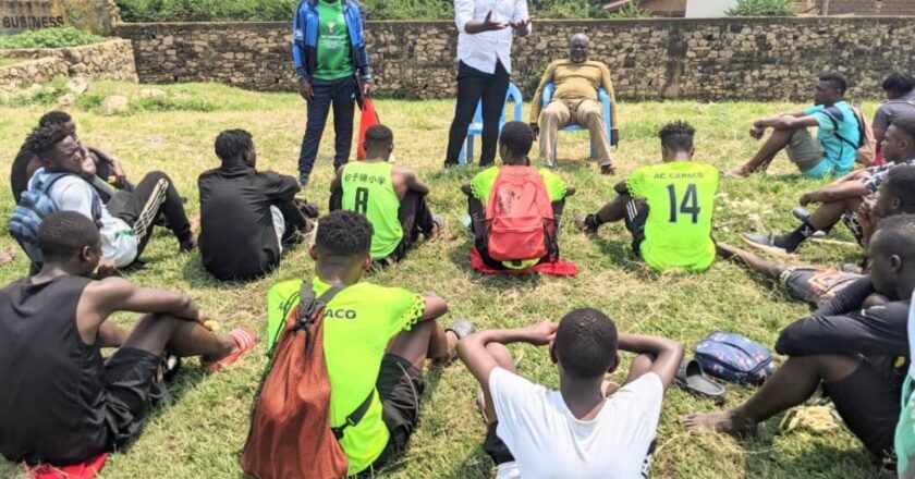 Football : Empene Ekanga, président de l’Entente de Football de Beni visite les joueurs de Capaco