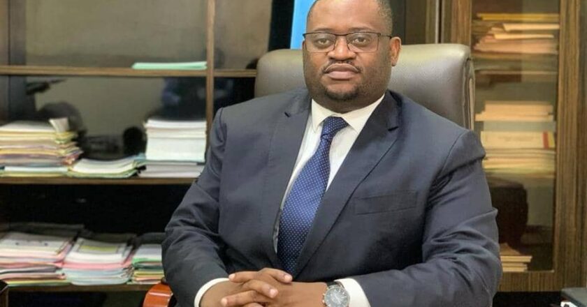 RDC : Doudou Fwamba lutte contre les exigences abusives sur les dossiers de paie, un numéro vert mis en place