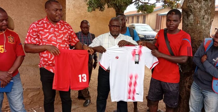 Beni : Papy Bulere dote le FC Mwangaza d’un jeu de vareuses et d’un ballon