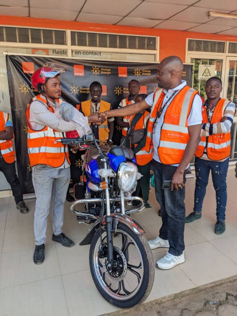 Beni/Télécommunication : un team leader de la maison Orange remporte une moto grâce à sa bravoure